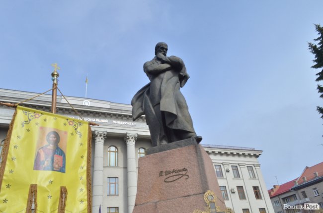 У Луцьку поклали квіти до пам’ятника Шевченку. ФОТО