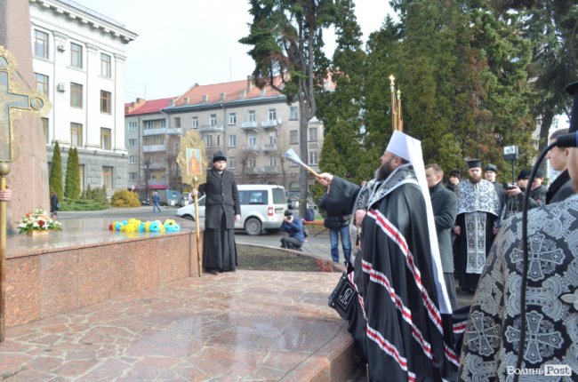 У Луцьку поклали квіти до пам’ятника Шевченку. ФОТО
