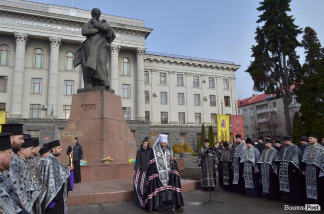 У Луцьку поклали квіти до пам’ятника Шевченку. ФОТО