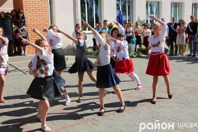 Волинські випускники зворушливо подякували вчительці