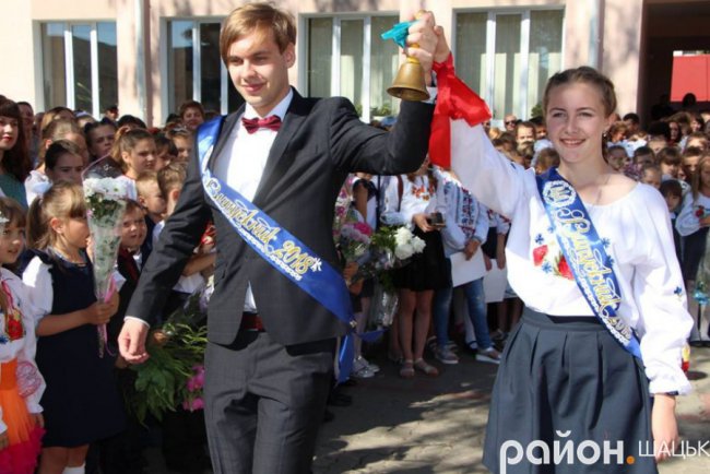 Волинські випускники зворушливо подякували вчительці
