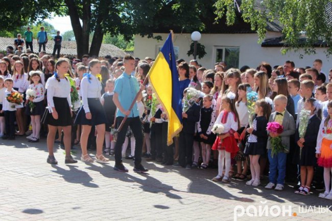 Волинські випускники зворушливо подякували вчительці