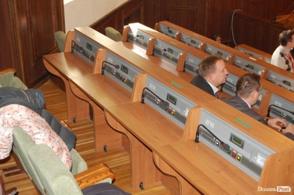 У захопленому приміщенні Волиньради депутати зібралися на сесію. ФОТО