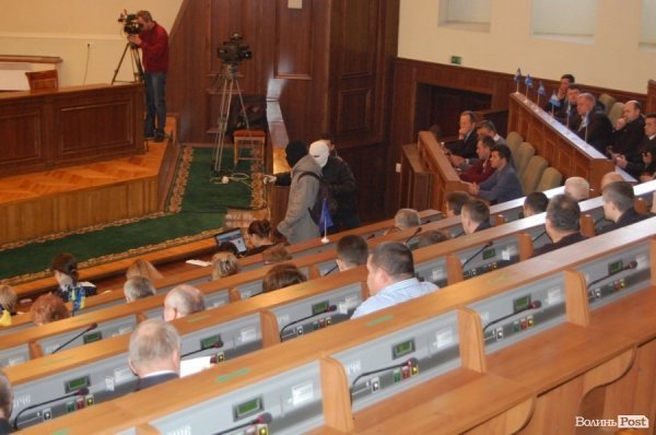 У захопленому приміщенні Волиньради депутати зібралися на сесію. ФОТО