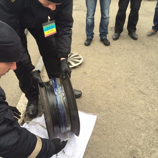 Чоловік хотів перевезти наркотики в задньому колесі свого авто. ФОТО