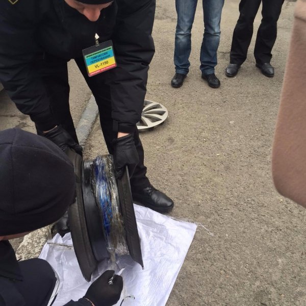 Чоловік хотів перевезти наркотики в задньому колесі свого авто. ФОТО