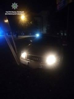 Водій, який злетів з дороги вночі у Луцьку, був п'яним. ФОТО