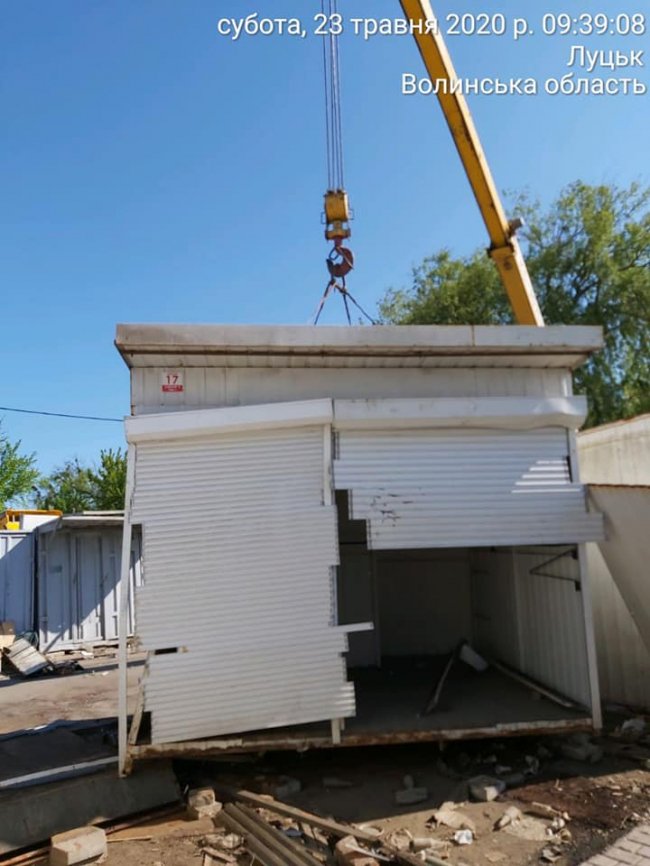 На Центральному ринку тривають роботи з демонтажу контейнерів. ФОТО