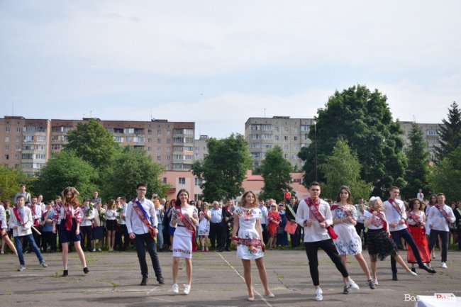 Емоції від драйву до сліз: останній дзвоник у луцькій школі №25. ФОТО