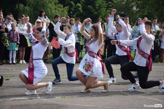 Емоції від драйву до сліз: останній дзвоник у луцькій школі №25. ФОТО