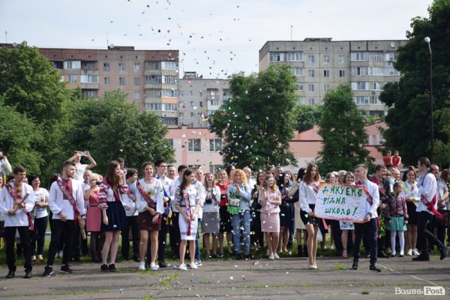 Емоції від драйву до сліз: останній дзвоник у луцькій школі №25. ФОТО