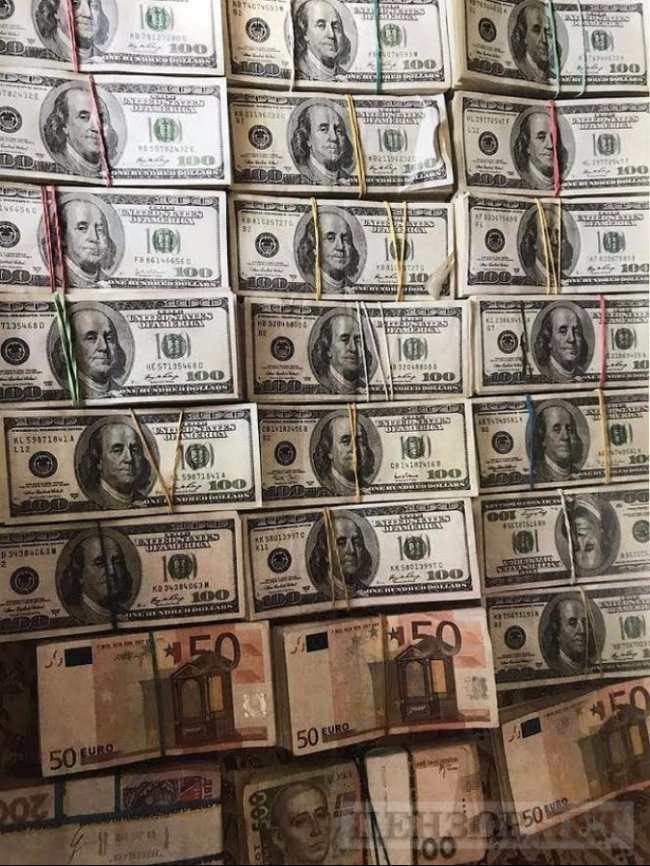 Злитки золота, ікони та купа готівки: на Харківщині обшукали екс-податківця