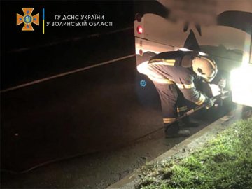 На Волині рятувальники відбуксирували автомобіль та рейсовий автобус: застрягли на розмитій дорозі. ФОТО