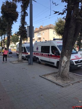 У центрі Луцька біля гімназії збили двох неповнолітніх. ФОТО