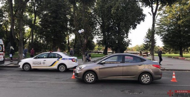 У центрі Луцька біля гімназії збили двох неповнолітніх. ФОТО