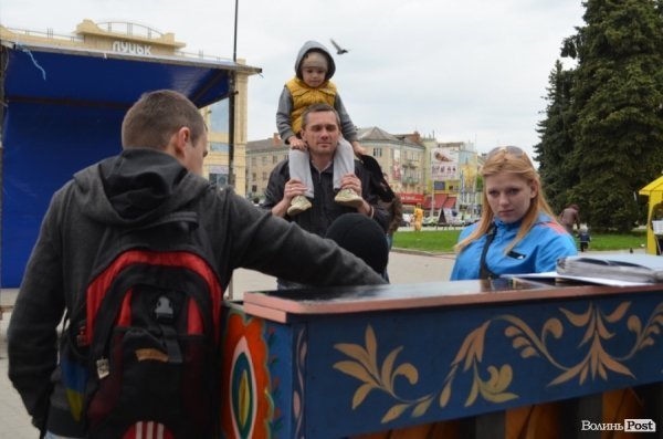 «Піаніст-екстреміст» грав у цертрі Луцька на революційному піаніно. ФОТО. ВІДЕО