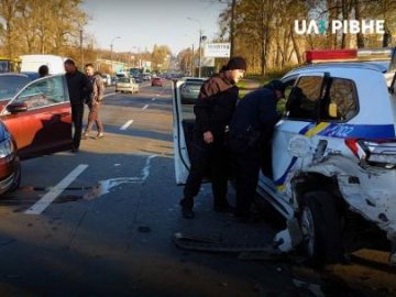 У Рівному п'яний водій влетів в авто патрульних: постраждало троє людей