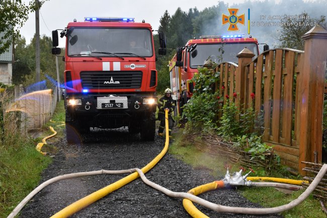 На Волині горів гараж: працювало 15 рятувальників. ФОТО