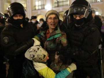 У Росії протестують проти нападу на Україну: понад півтори сотні затриманих. ВІДЕО