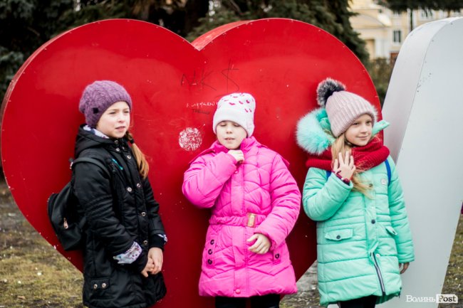 Сердечково-квітковий бум на День Валентина у центрі Луцька. ФОТО