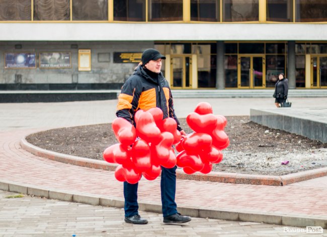 Сердечково-квітковий бум на День Валентина у центрі Луцька. ФОТО