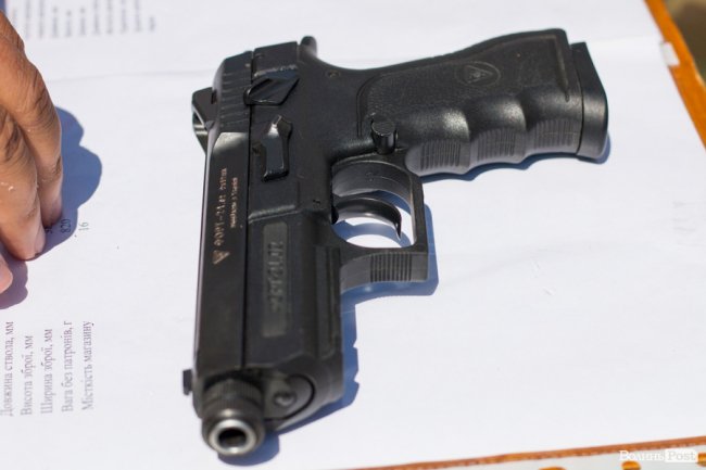 У центрі Луцька діти «стріляли» зі зброї та кермували поліцейськими авто. ФОТО