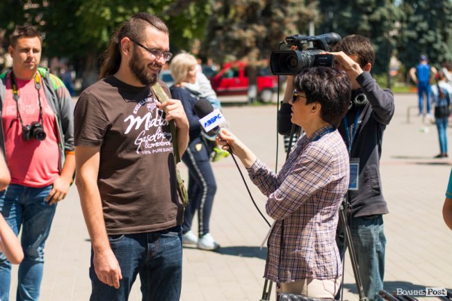 У центрі Луцька діти «стріляли» зі зброї та кермували поліцейськими авто. ФОТО