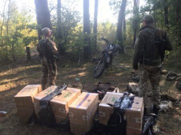 Луцькі прикордонники знайшли 12 ящиків контрабандних сигарет