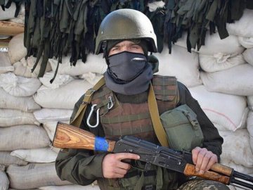 Волинський нацгвардієць вишиває вінчальні ікони та мріє виготовити сукні доньці та дружині