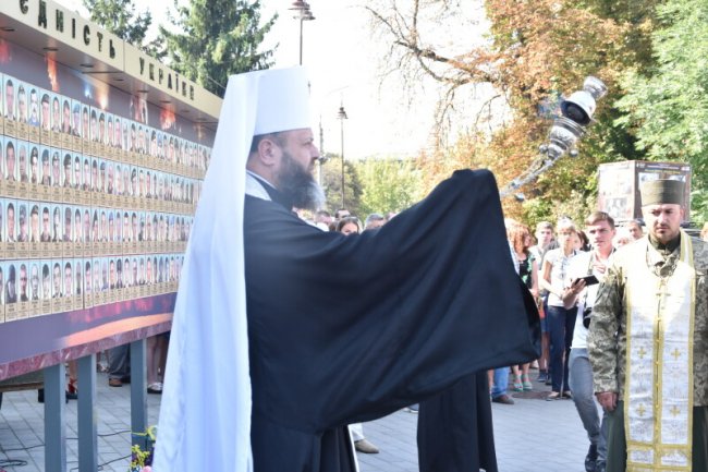 Хвилина мовчання і панахида: у Луцьку вшанували пам’ять захисників України. ФОТО