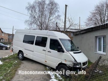 На Волині мікроавтобус зіткнувся з легковиком: одного водія госпіталізували. ФОТО
