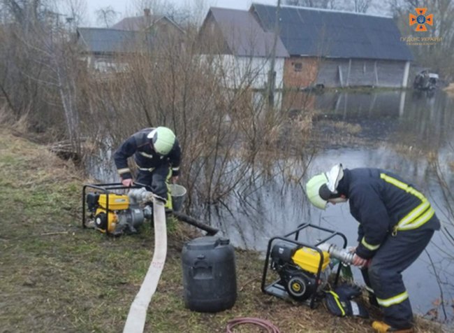 Рятувальники на Волині відкачали майже 2 тисячі кубометрів води з дворів та будинків. ФОТО