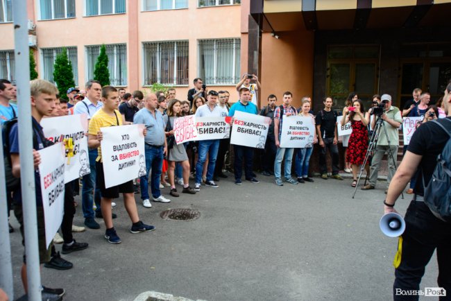 «Безкарність вбиває»: лучани влаштували мітинг біля управління поліції через смерть 5-річного хлопчика