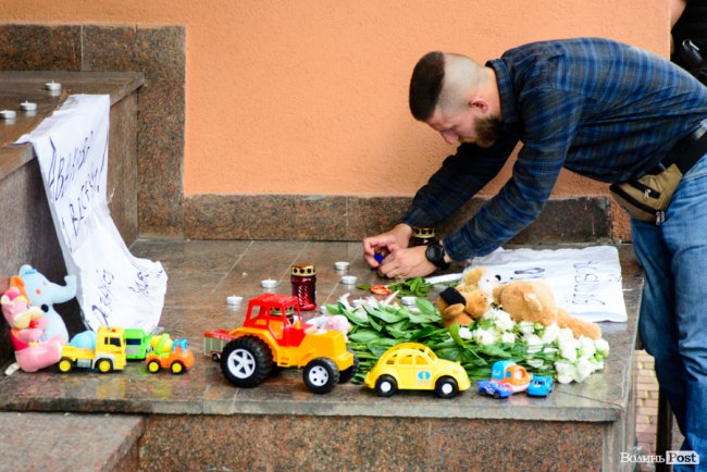 «Безкарність вбиває»: лучани влаштували мітинг біля управління поліції через смерть 5-річного хлопчика