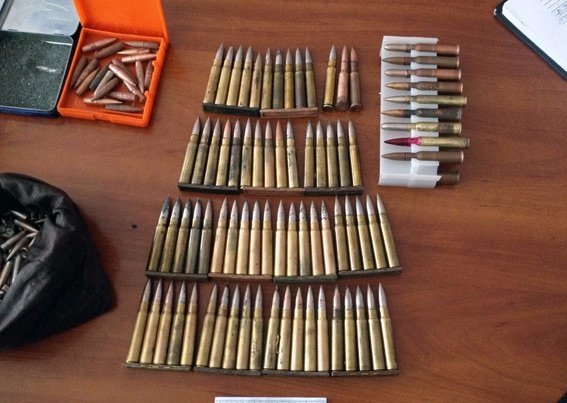 Лучанин знайшов у підвалі багатоповерхівки цілий арсенал боєприпасів. ФОТО