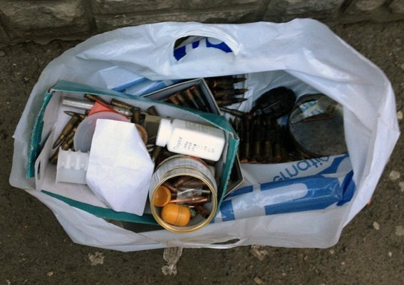 Лучанин знайшов у підвалі багатоповерхівки цілий арсенал боєприпасів. ФОТО