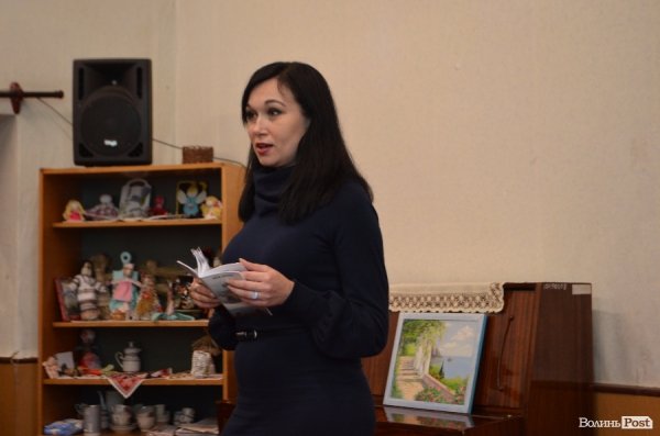 У Луцьку автор «Небо Донбасу» роздавав книги на презентації. ФОТО