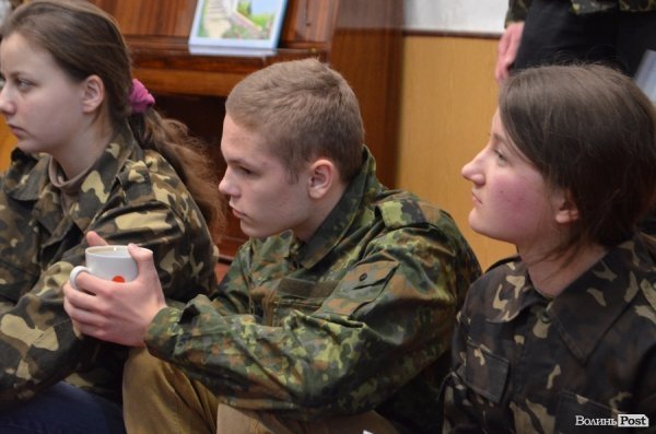 У Луцьку автор «Небо Донбасу» роздавав книги на презентації. ФОТО