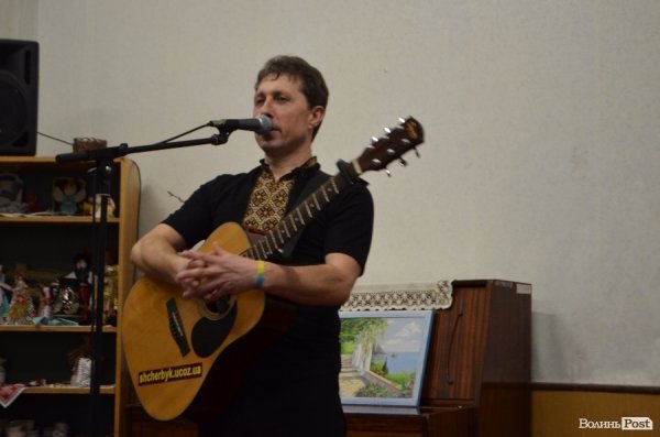 У Луцьку автор «Небо Донбасу» роздавав книги на презентації. ФОТО