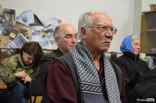 У Луцьку автор «Небо Донбасу» роздавав книги на презентації. ФОТО