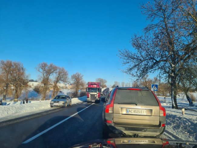 Аварія на волинській трасі: автівка перекинулась на дах. ФОТО