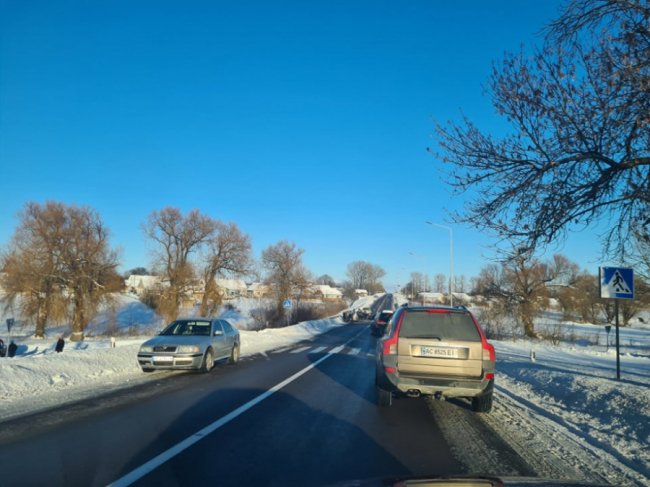 Аварія на волинській трасі: автівка перекинулась на дах. ФОТО