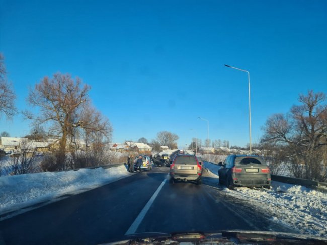 Аварія на волинській трасі: автівка перекинулась на дах. ФОТО