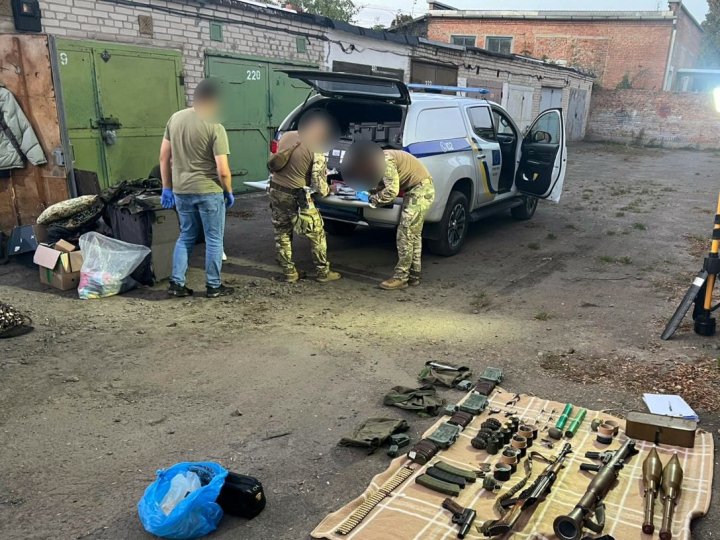 У Луцьку в гаражі 48-річного чоловіка знайшли цілий арсенал зброї та боєприпасів