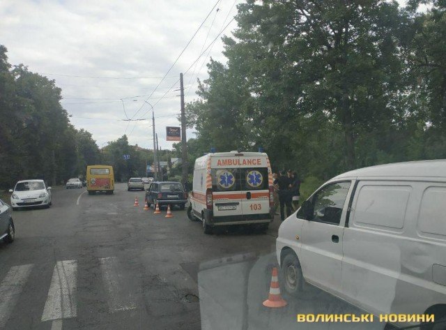 У Луцьку на пішохідному переході ВАЗ збив людину. ФОТО