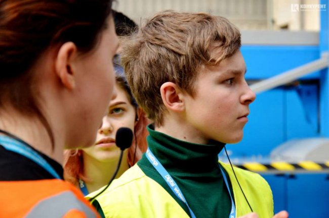 Луцьким школярам показали, як працює великий місцевий завод. ФОТО