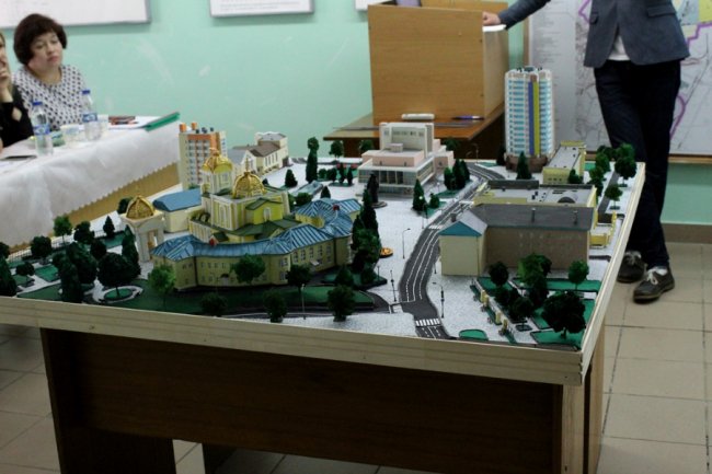 Луцькі студенти створили унікальний макет Театрального майдану. ФОТО