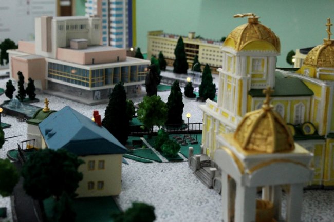 Луцькі студенти створили унікальний макет Театрального майдану. ФОТО