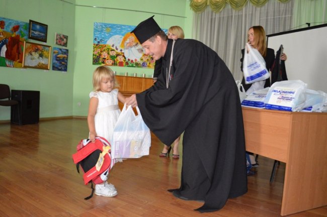 У Ковелі діти Героїв отримали подарунки до школи