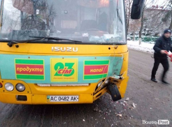 Аварія в Луцьку: зіткнулись маршрутка та Mercedes